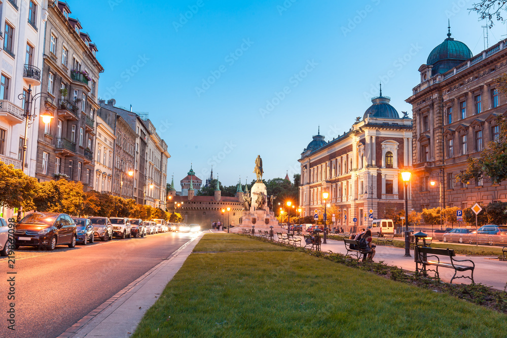 Fototapeta premium Ulica Królewska i Plac Matejki (Królestwo) o zmierzchu, Kraków, Polska