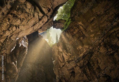 Felsbrocken verbindet zwei Felswände in der Klamm
