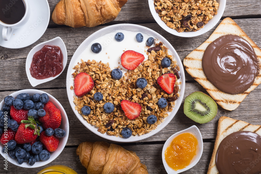 Granola yogurt and berries