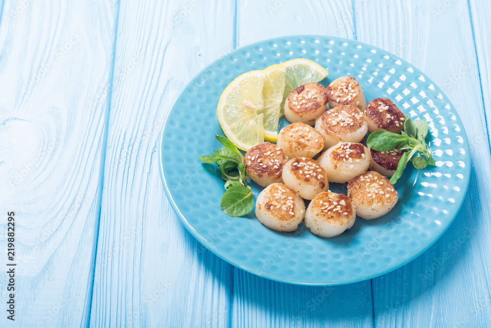 Fried scallops with lemon and salad