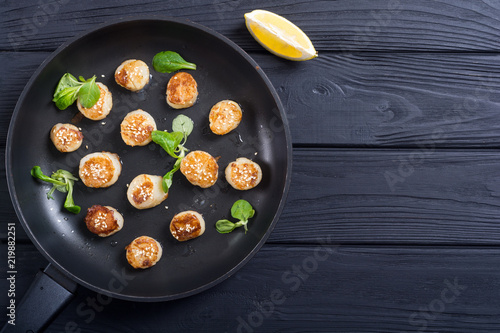 Fried scallops with lemon and salad