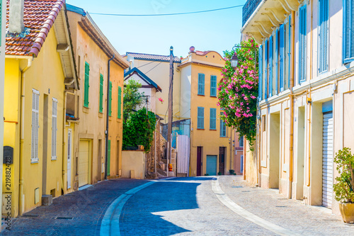 Fototapeta Naklejka Na Ścianę i Meble -  A narrow street in the old town of Cannes, France