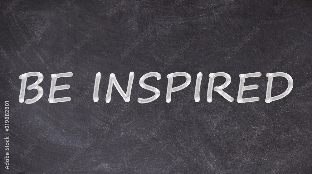 Obraz premium Be inspired written on blackboard