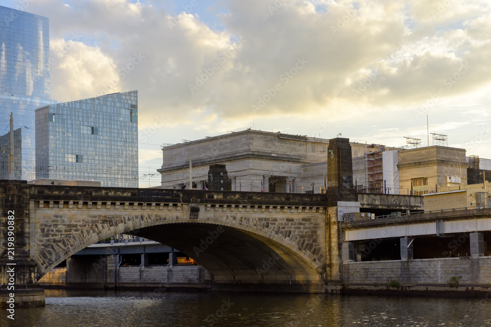 Naklejka premium Philadelphia city skyline at sunset across Schuylkill river