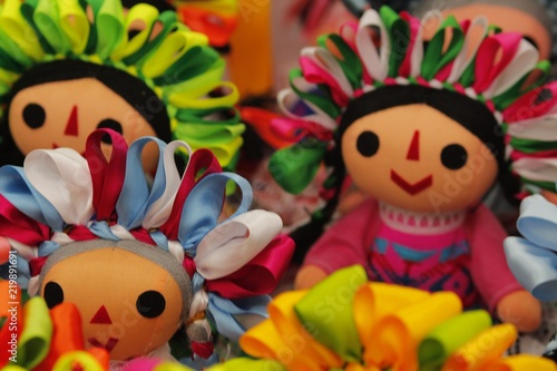 muñeca tradicional mexicana llena de colores