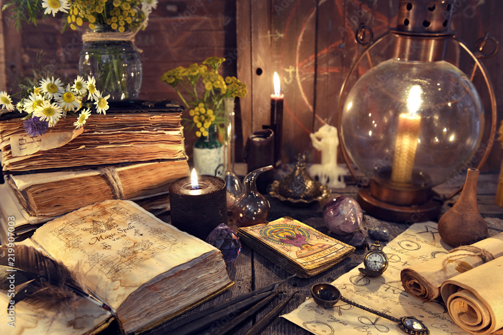 Still life with old-fashioned lamp, magic witch books, tarot cards and old  papers. Mystic background with ritual esoteric objects, occult, fortune  telling and halloween concept foto de Stock | Adobe Stock