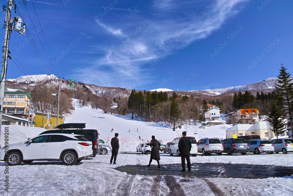 Fototapeta premium 冬の蔵王中央ロープウェイ温泉駅駐車場の風景