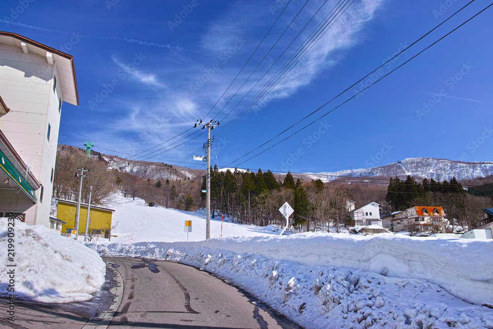 Obraz premium 冬の蔵王温泉と中森ゲレンデ 