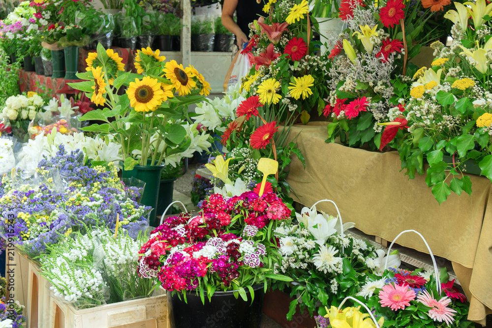 Obraz premium Flower market with variety of flowers.