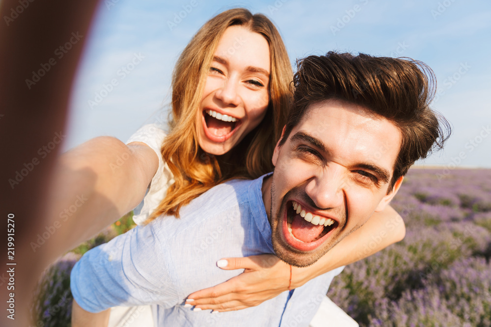 Obraz premium Piękna młoda para przy selfie w lawendzie
