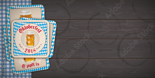 Oktoberfest 2018 Bierdeckel auf einen Bierbank