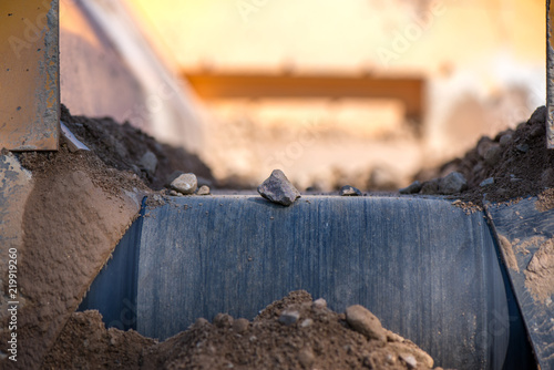 Tableau sur toile Rock filtering conveyor belt at a quarry