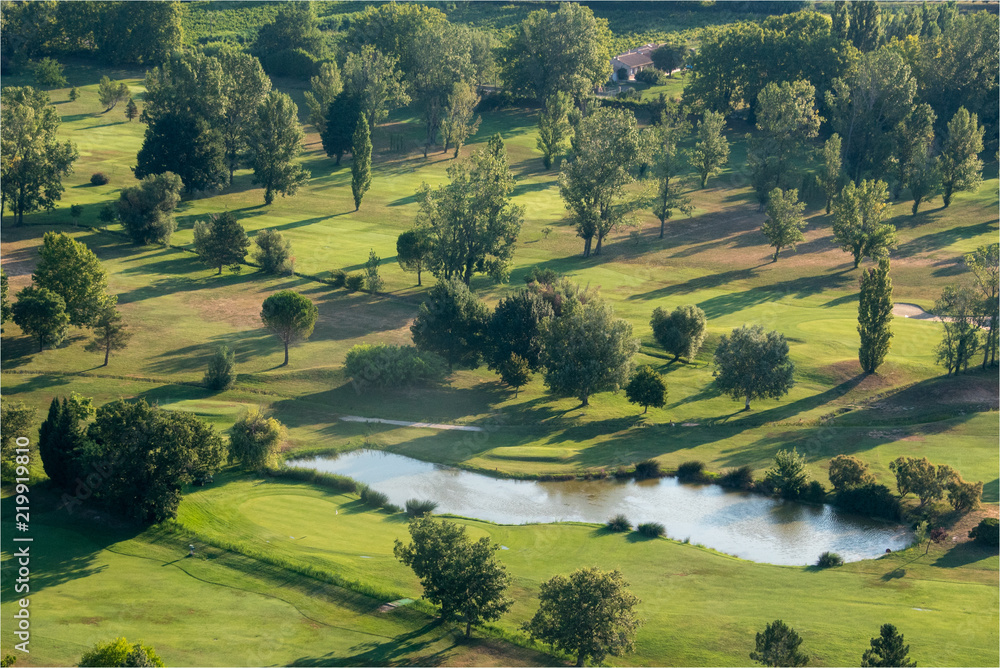 vue aérienne d'un golf à Avignon en France vue aérienne d'un golf à Avignon en France