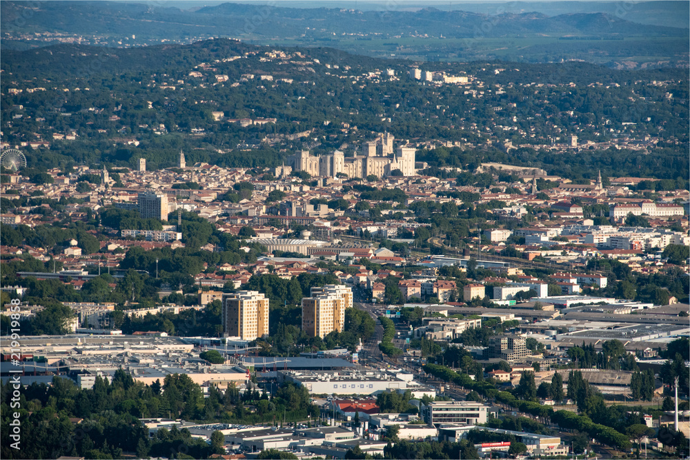 vue aérienne de la ville d'Avignon et du Palais des Papes en France