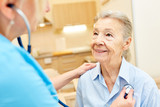 Arzt untersucht Seniorin mit Stethoskop