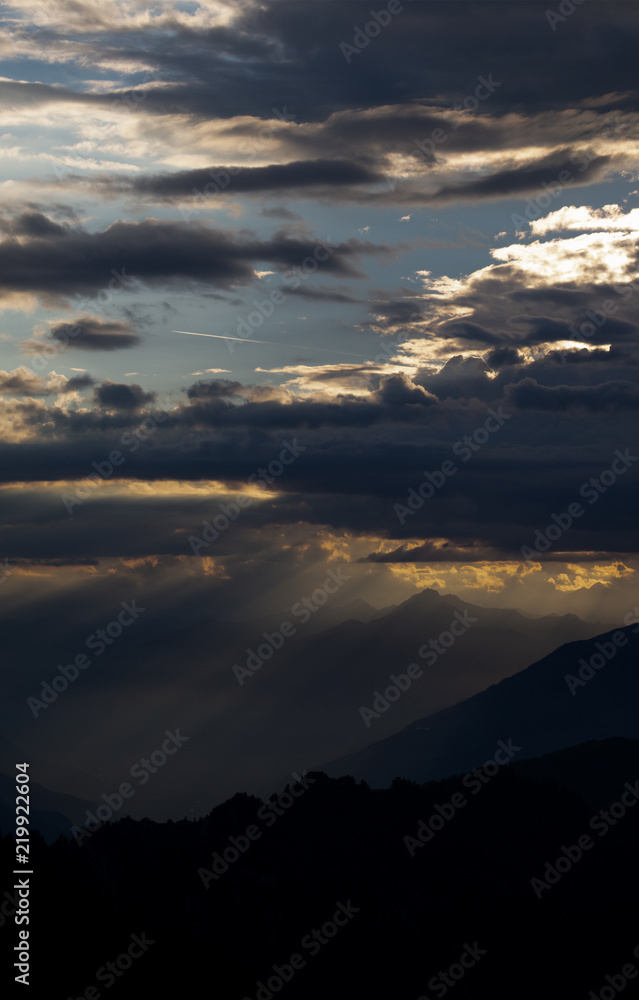 raggi di sole al tramonto raggi di sole al tramonto