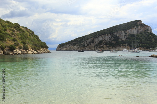 Vista sull'isola di Figaroli dalla spiaggia di Cala Moresca, Golfo Aranci, Sardegna, Italia.