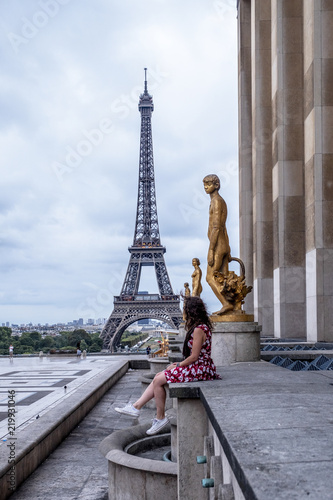 Eiffel Tower looking © ikuday