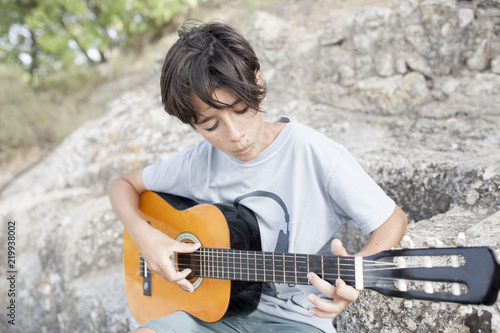 Niño tocando la guitarra