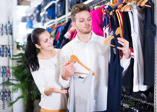 Wallpaper Mural Laughing couple deciding on new sportswear Torontodigital.ca