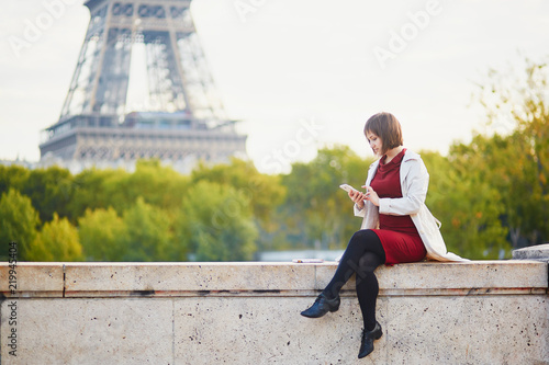 Photography Young woman in Paris near the Eiffel tower