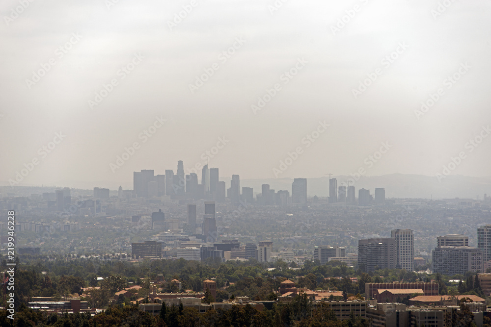 Obraz premium Widok miasta Los Angeles z muzeum Getty w okresie letnim