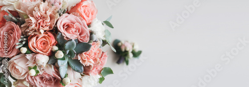 Foto Fresh bunch of pink peonies and roses with copy space