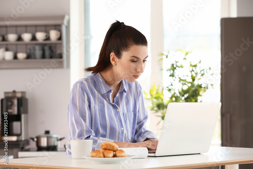 Young female freelancer wor...