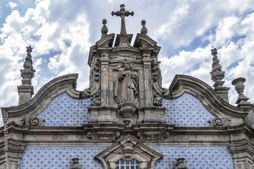 Convent and Church of Sao Francisco (St. Francis) are located in parish of Sao Sebastiao, municipality of Guimaraes, district of Braga, Portugal. Convent and church began to be built on XV century.