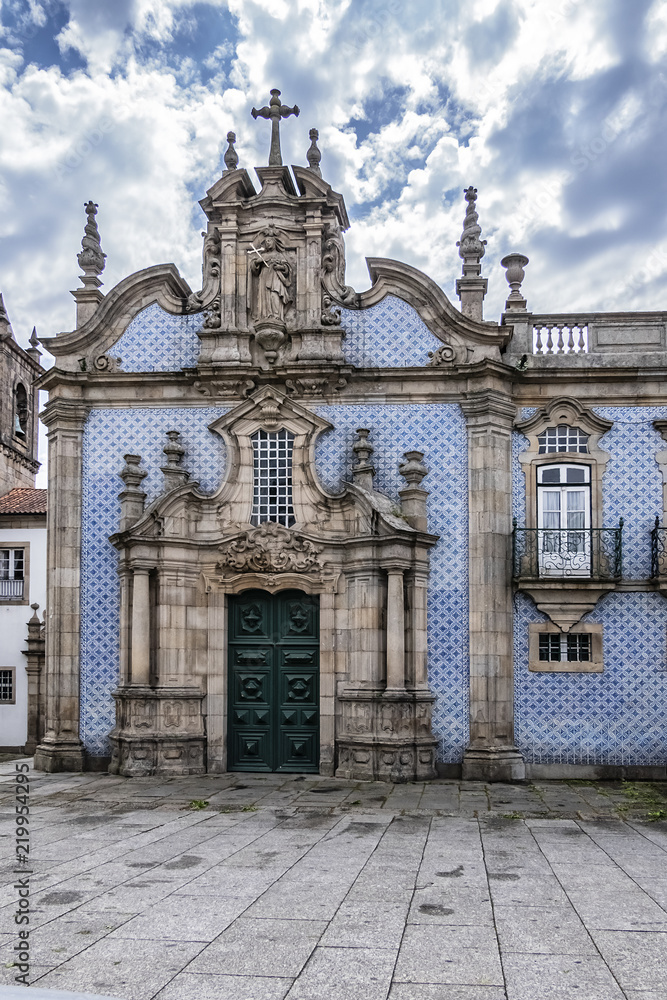 Convent and Church of Sao Francisco (St. Francis) are located in parish of Sao Sebastiao, municipality of Guimaraes, district of Braga, Portugal. Convent and church began to be built on XV century.