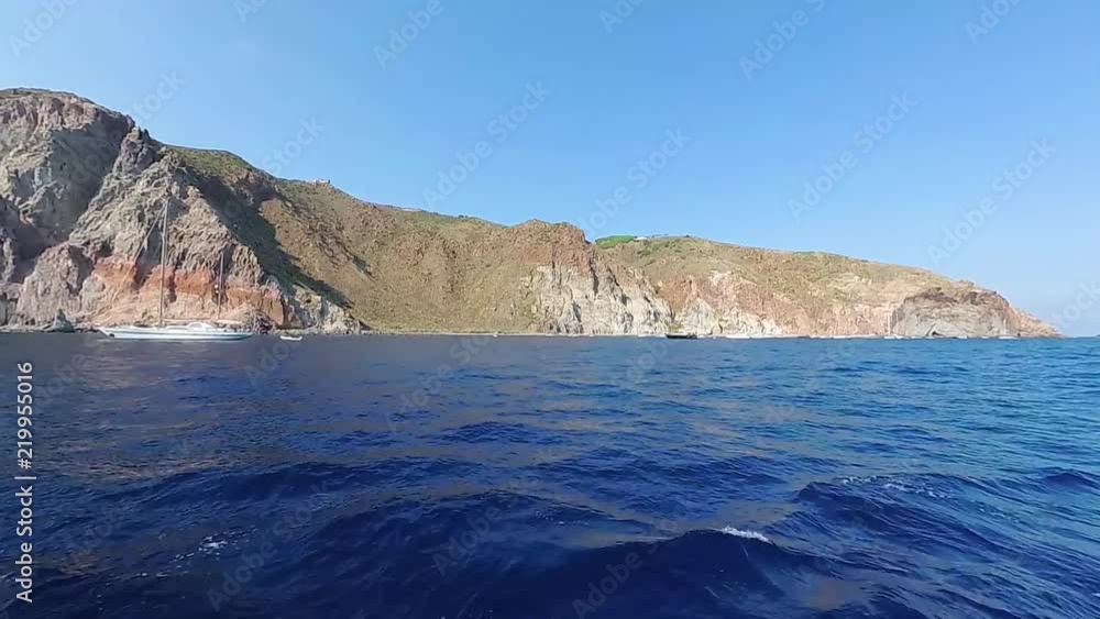 Scogliera delle Isole Eolie con barche