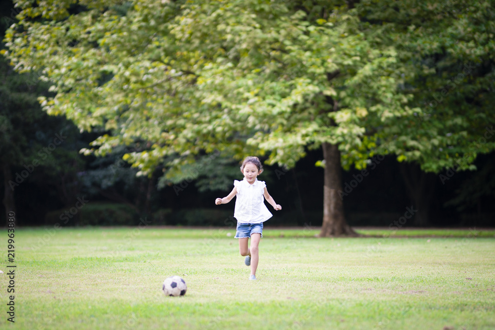 サッカーボールで遊ぶ女の子 サッカーボールで遊ぶ女の子
