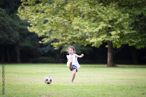 サッカーボールで遊ぶ女の子