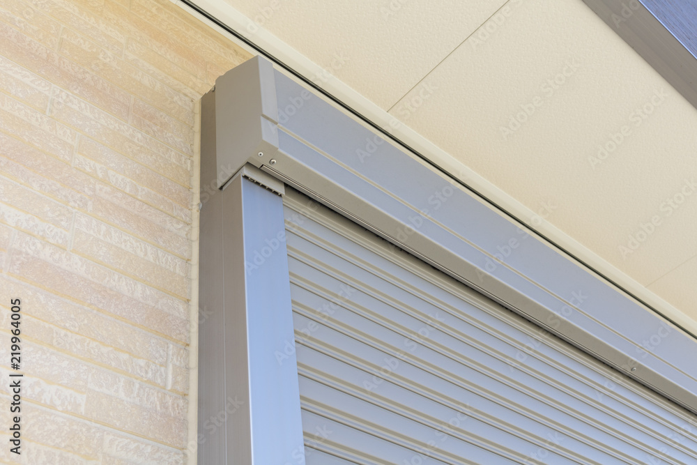 Obraz premium 新築住宅の窓のシャッター