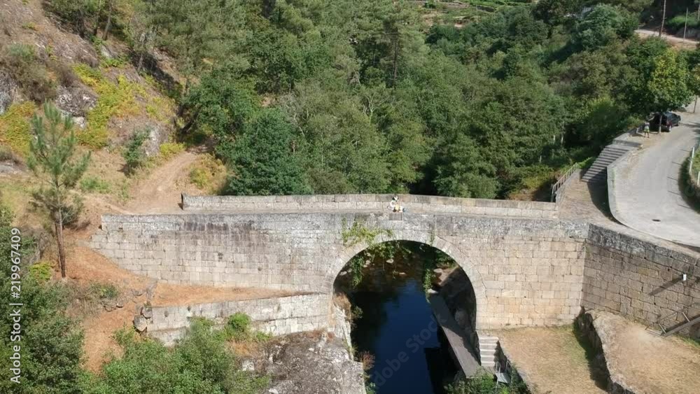 Displaying the Lagariça Stone Bridge Displaying the Lagariça Stone Bridge