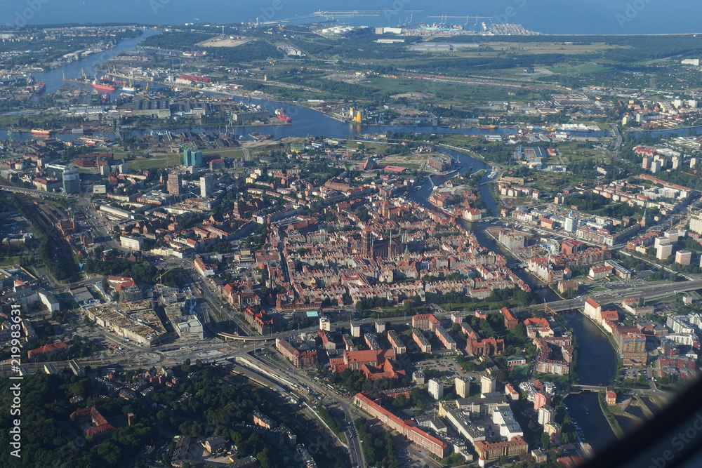Fototapeta premium Polska, Gdańsk z lotu ptaka - widok z okna samolotu