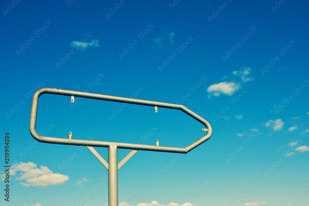 Leeres Schild vor Himmel Leeres Schild vor Himmel
