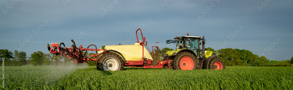 Pflanzenschutz - Feldspritze im Einsatz am Abend, Banner Pflanzenschutz - Feldspritze im Einsatz am Abend, Banner