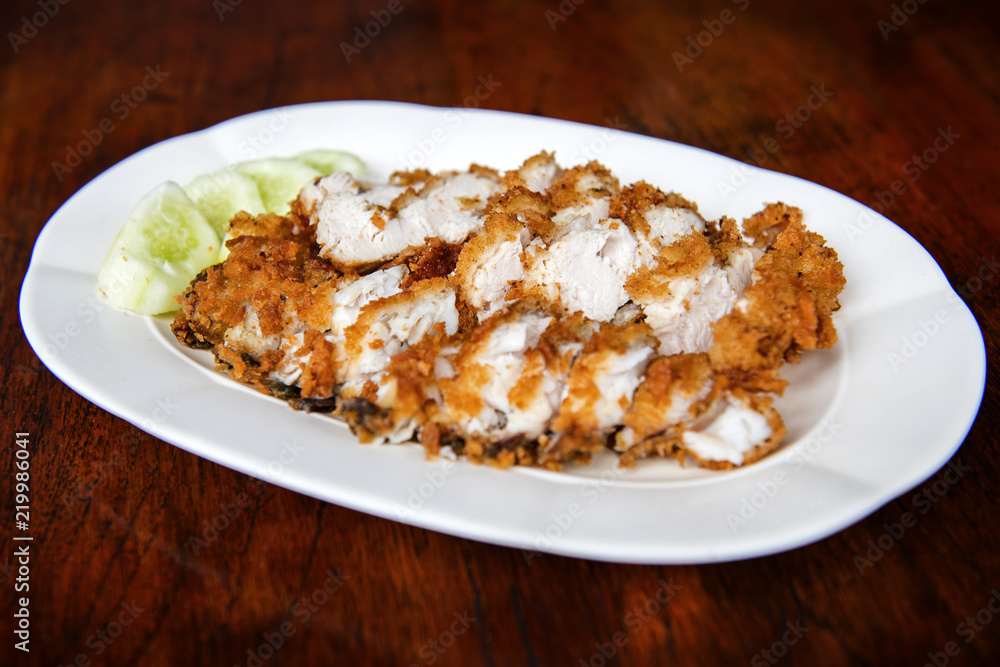 The fried chicken in a dish with cucumber, eat with rice as foods that are beneficial to the body The fried chicken in a dish with cucumber, eat with rice as foods that are beneficial to the body
