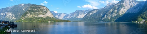 Fototapeta Naklejka Na Ścianę i Meble -  Panoramic views of the Alpine lake and the town of Hallstatt, surrounded by mountains.