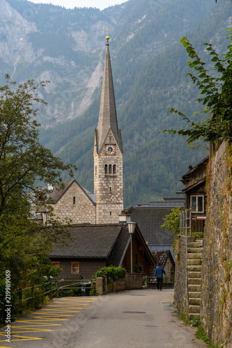 View of the Evangelical Church through the narrow streets of Hallstatt © DOF