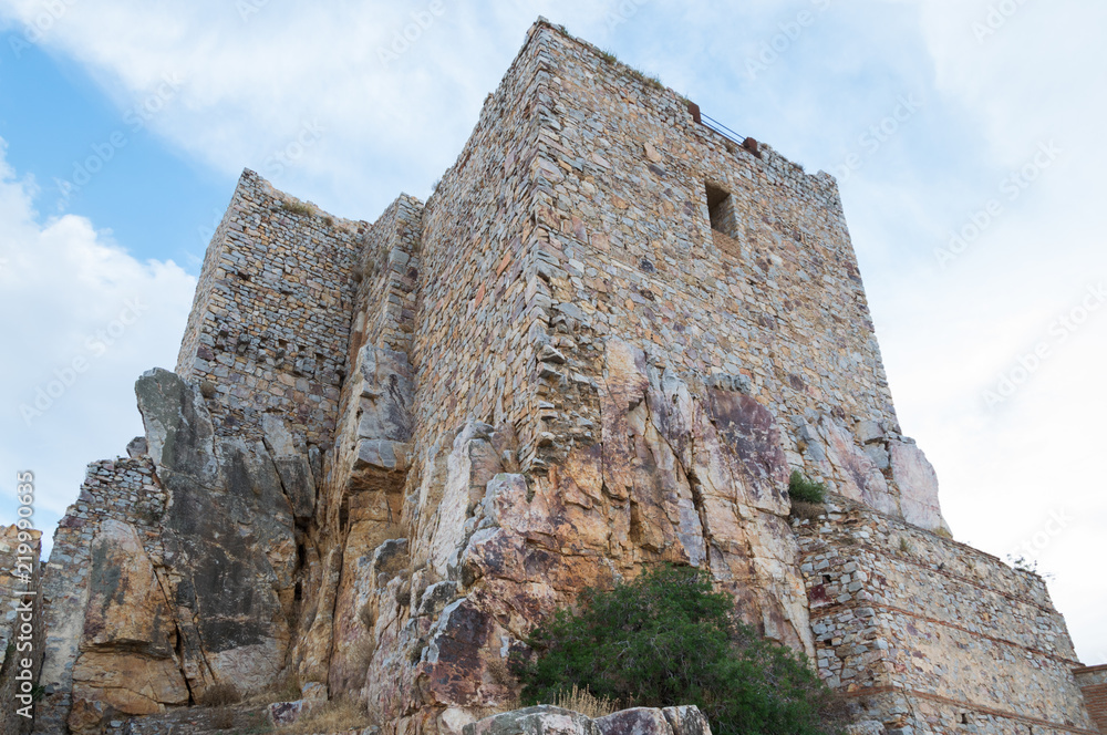 Torre medieval de un castillo construida sobre roca natural