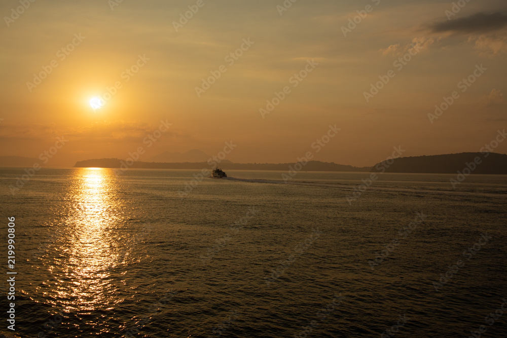 Sonnenaufgang Gold Gelb mit Meer und Fähre Schiff