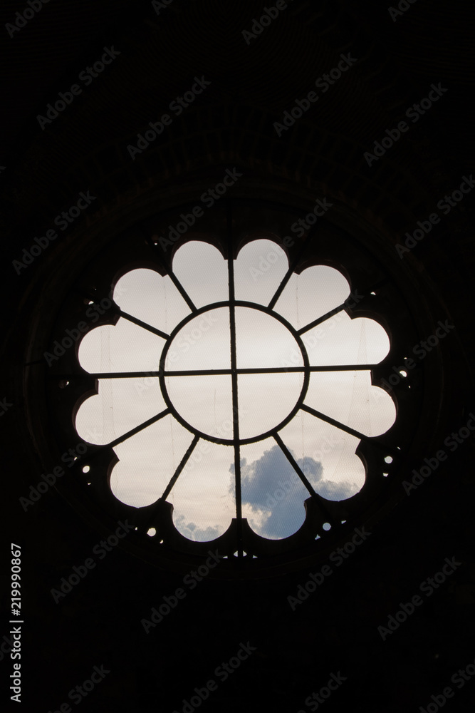 Ventana en forma de pétalos de flor en el interior de una iglesia medieval  Stock Photo | Adobe Stock