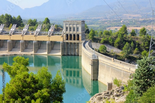 Presa de la central hidroeléctrica de Talarn, en el embalse de San Antonio, Cataluña, España photo