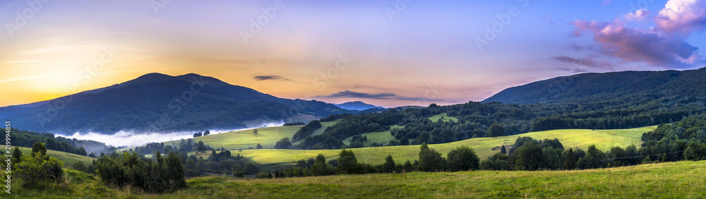 Obraz premium Bieszczady, Połonina Caryńska przed wschodem słońca