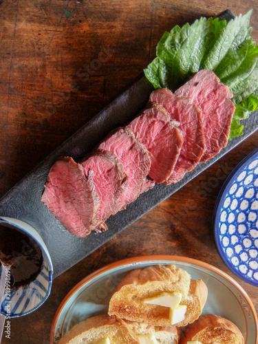 和風の皿に盛り付けされた牛肉のタタキ 和食 Stock Photo Adobe Stock