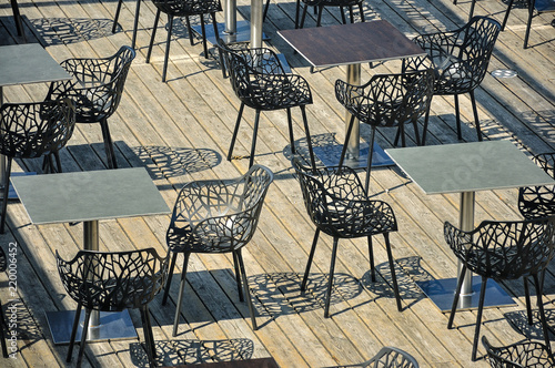 Stoły i  krzesła w restauracji