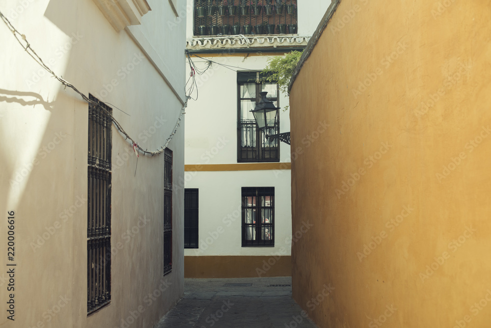 Escena diurna de calle típica de Sevilla, Andalucía, España en un día soleado de verano