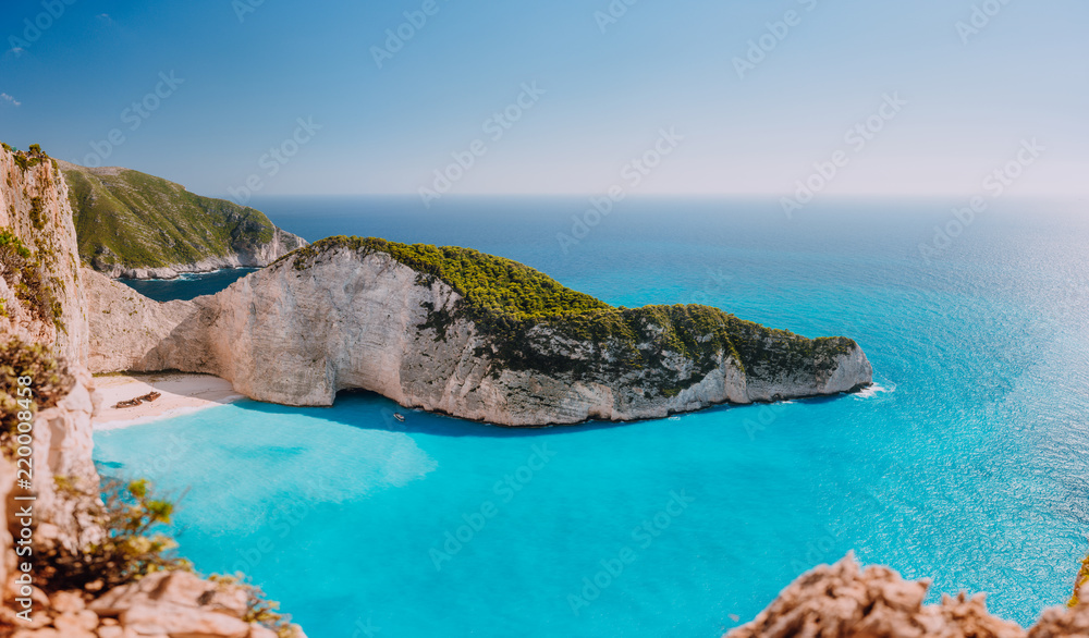 Naklejka premium Panoramiczny widok na plażę Navagio, wyspa Zakynthos, Grecja. Szeroka zatoka Shipwreck z turkusową wodą i białą piaszczystą plażą. Słynny punkt orientacyjny na świecie